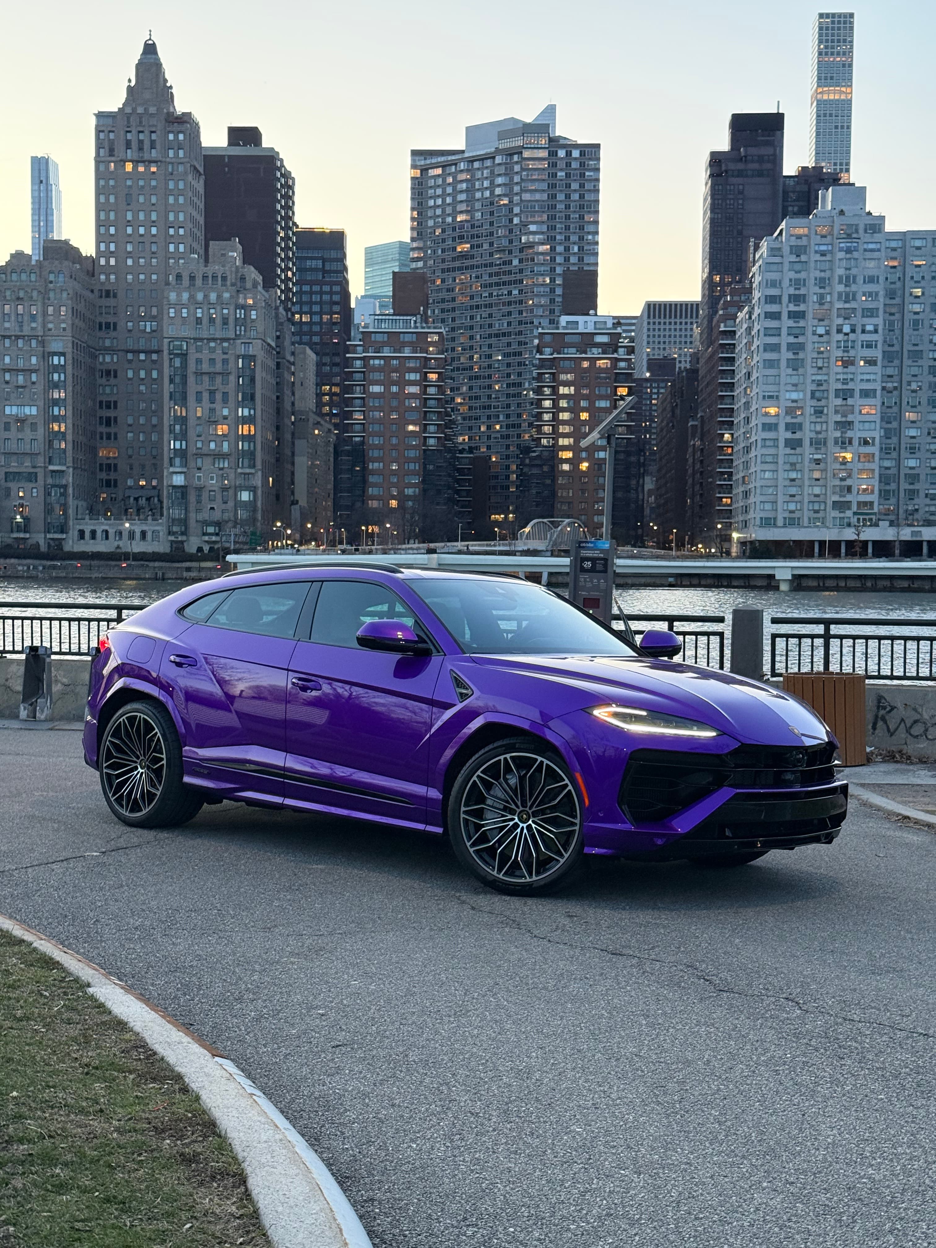 2025 Lamborghini Urus SE - Image 1